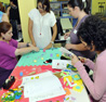 Grupo de alumnas construyendo uno de los tapetes